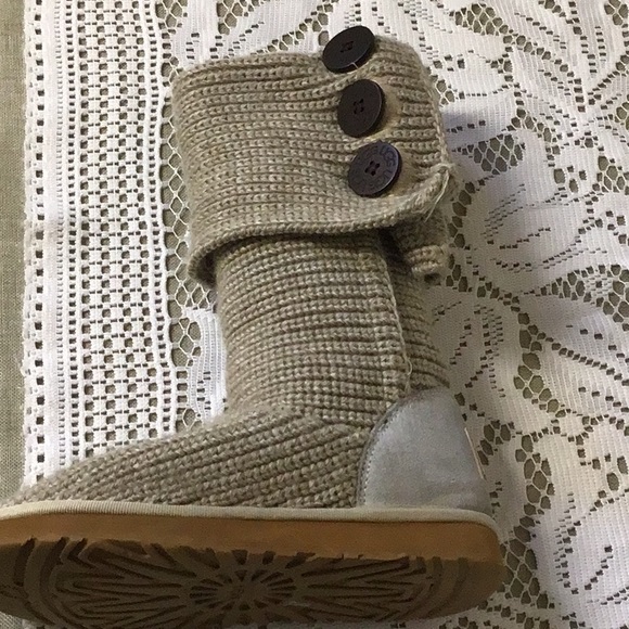 UGG knitted boots with 3 wooden buttons, cream/tan with grey heel - Picture 10 of 16